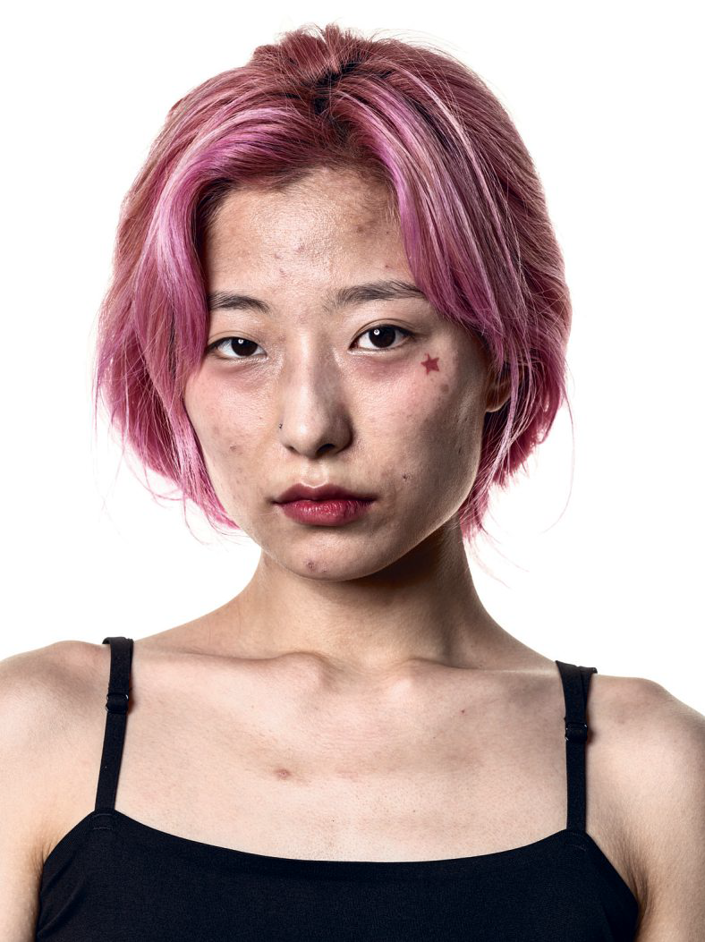 Jeune femme asiatique avec des cheveux roses.