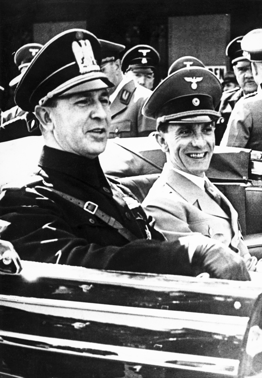 Una foto di Alfieri in auto accanto a Joseph Goebbels