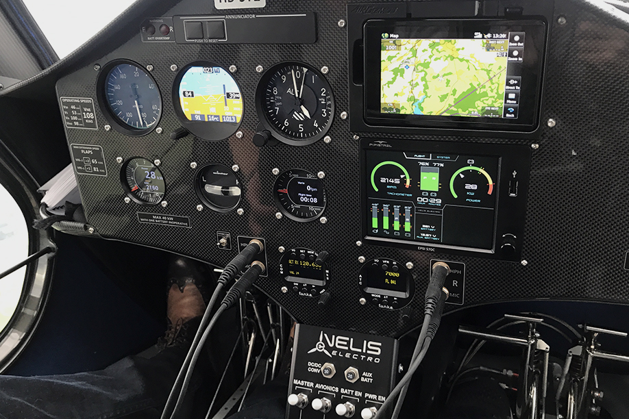 المنظر داخل قمرة القيادة في طائرة الجديدة بيبسترل فيليس إلكترو. Swissinfo.ch
