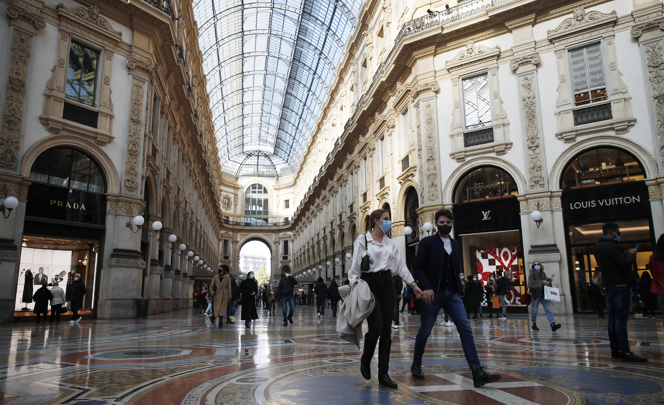 passanti sotto un portico