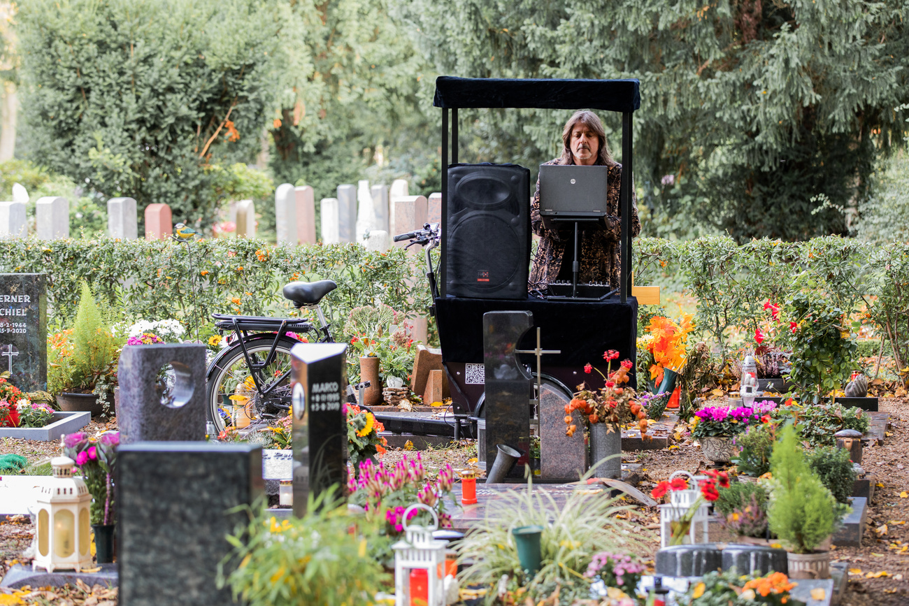 dj con console e amplificatori in un cimitero