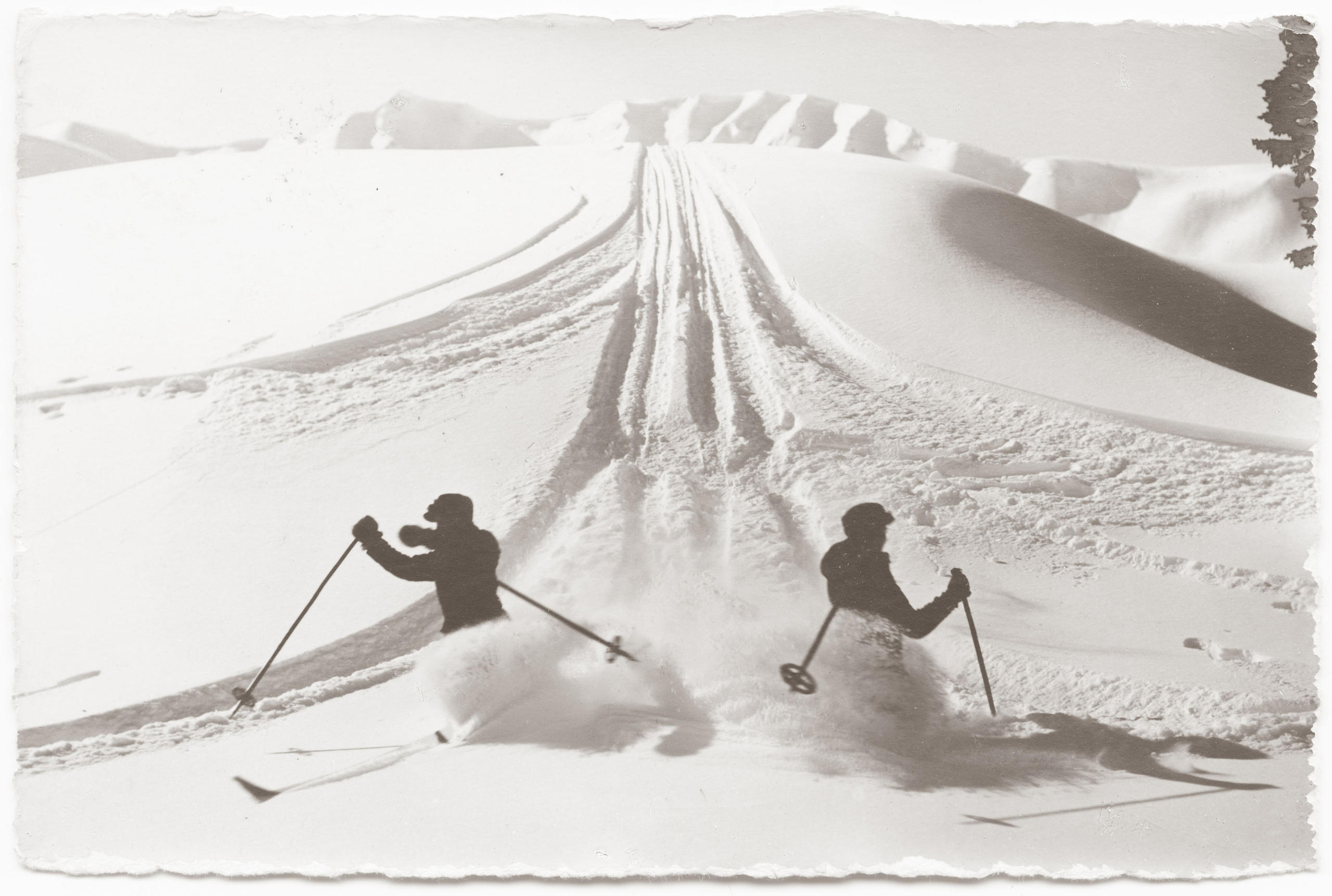 Zwei Skifahrer im Schnee