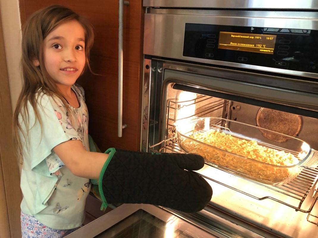 девочка готовит на кухне