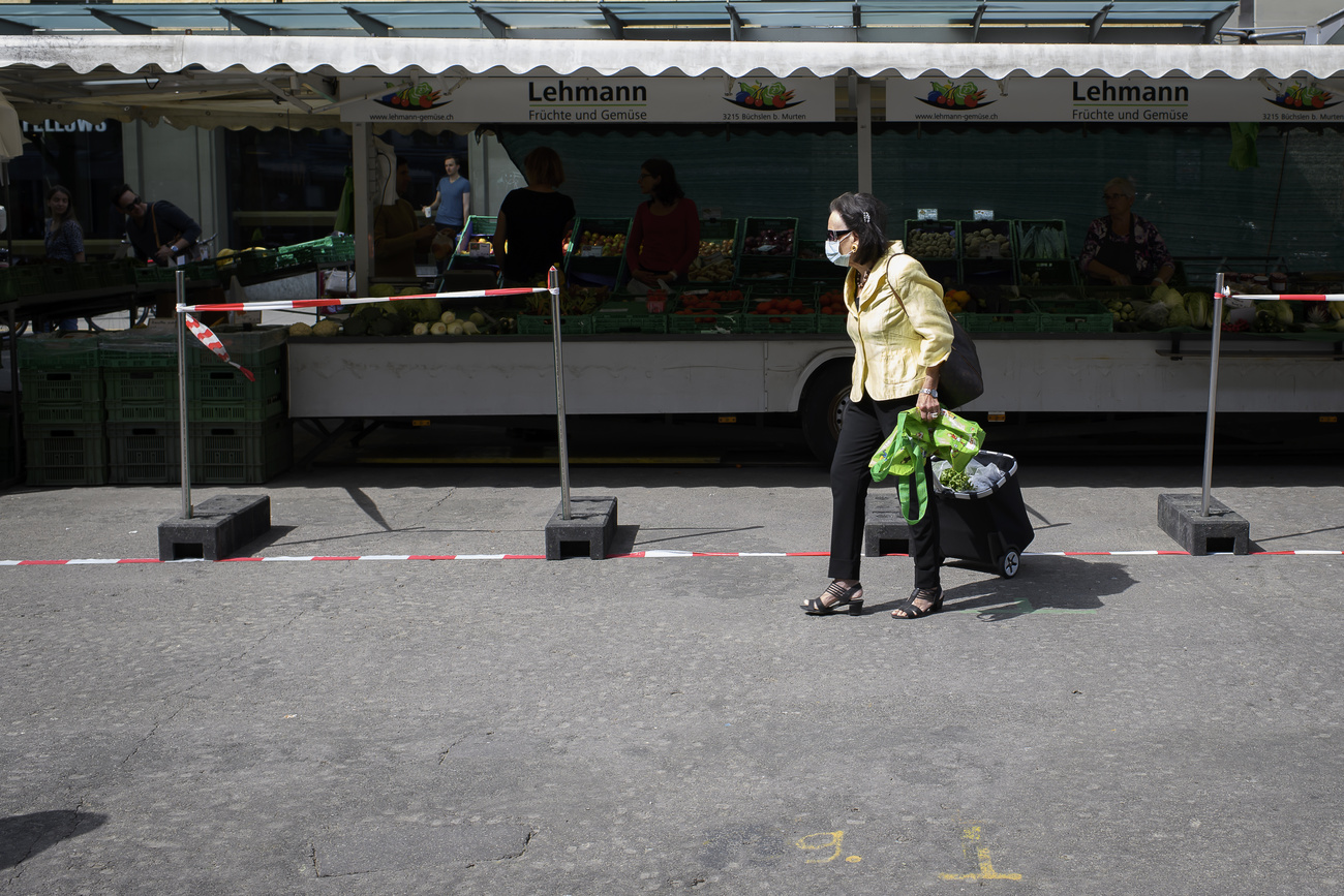 Frau mit Maske auf dem Markt
