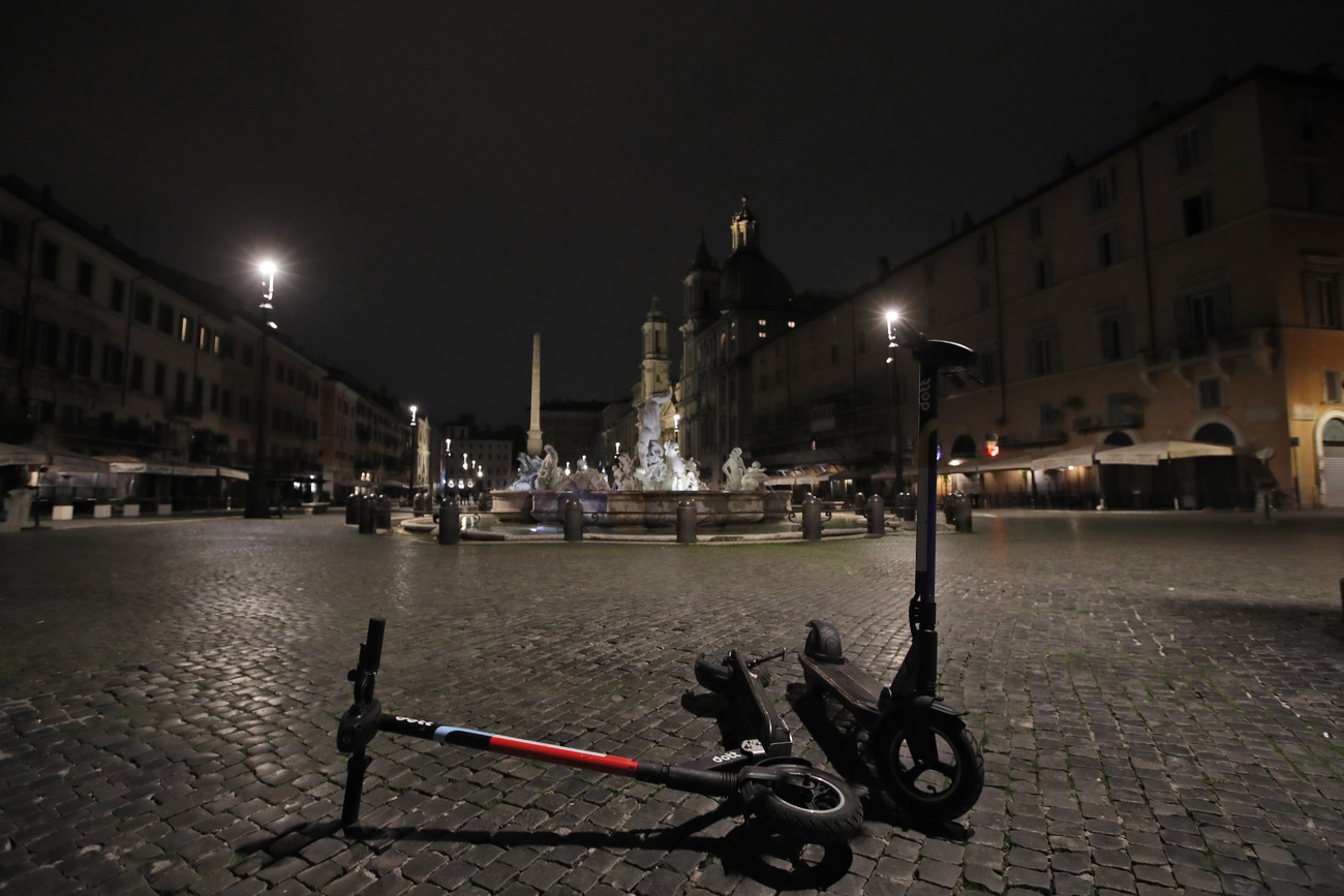 Piazza Navona completamente vuota.