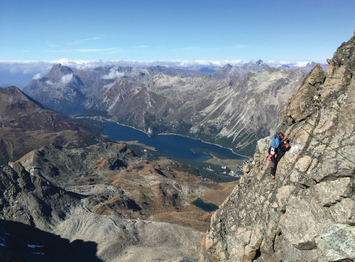 Alpiniste qui grimpe une paroi rocheuse