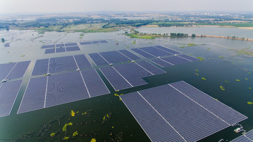Paneles solares sobre el agua