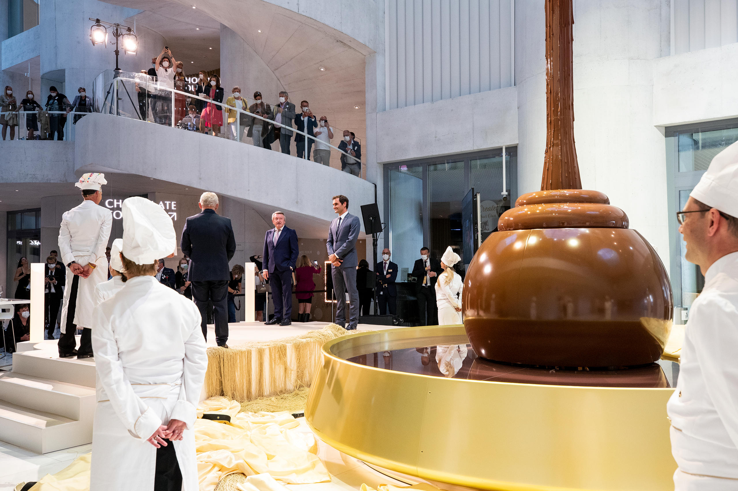 Uma fonte de chocolate e pessoas ao fundo