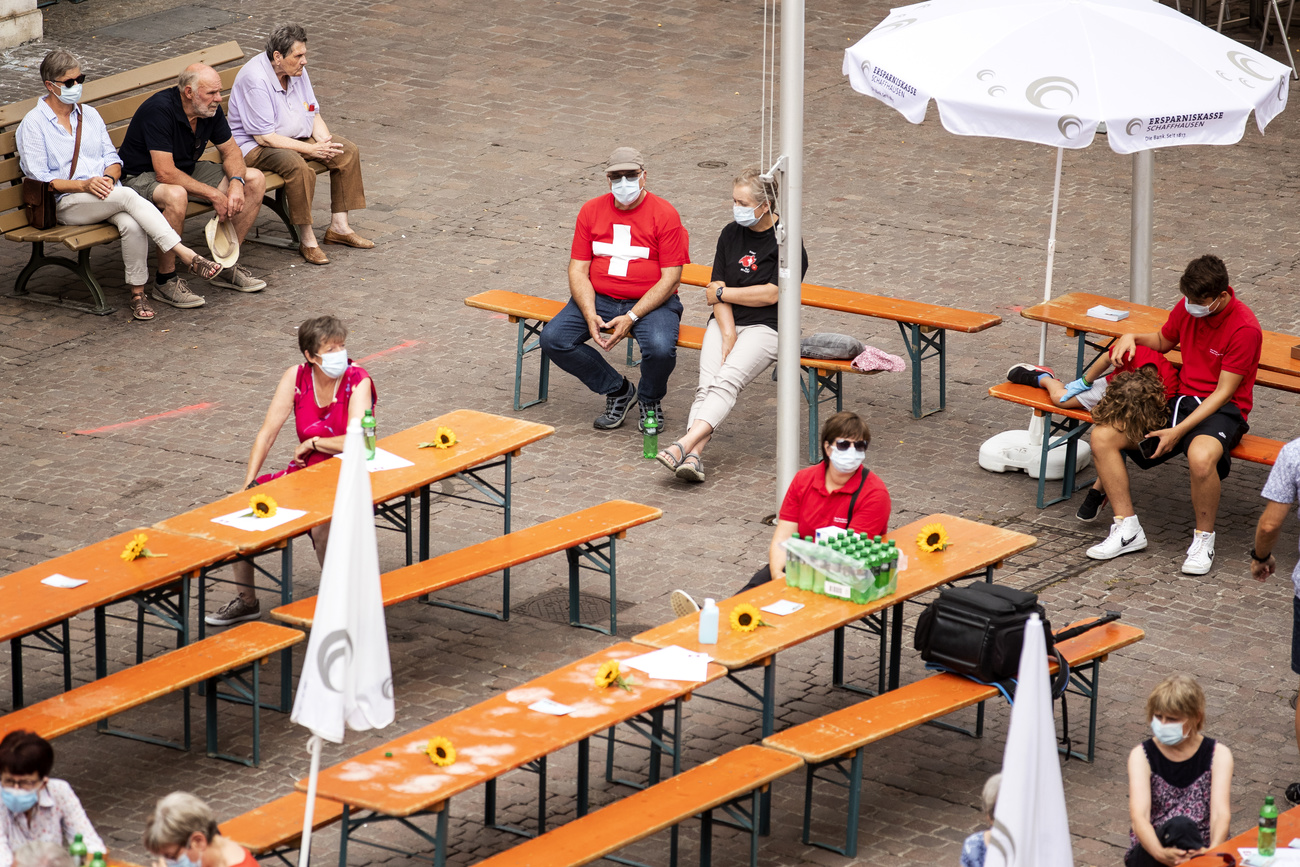 gens masqués au 1er août