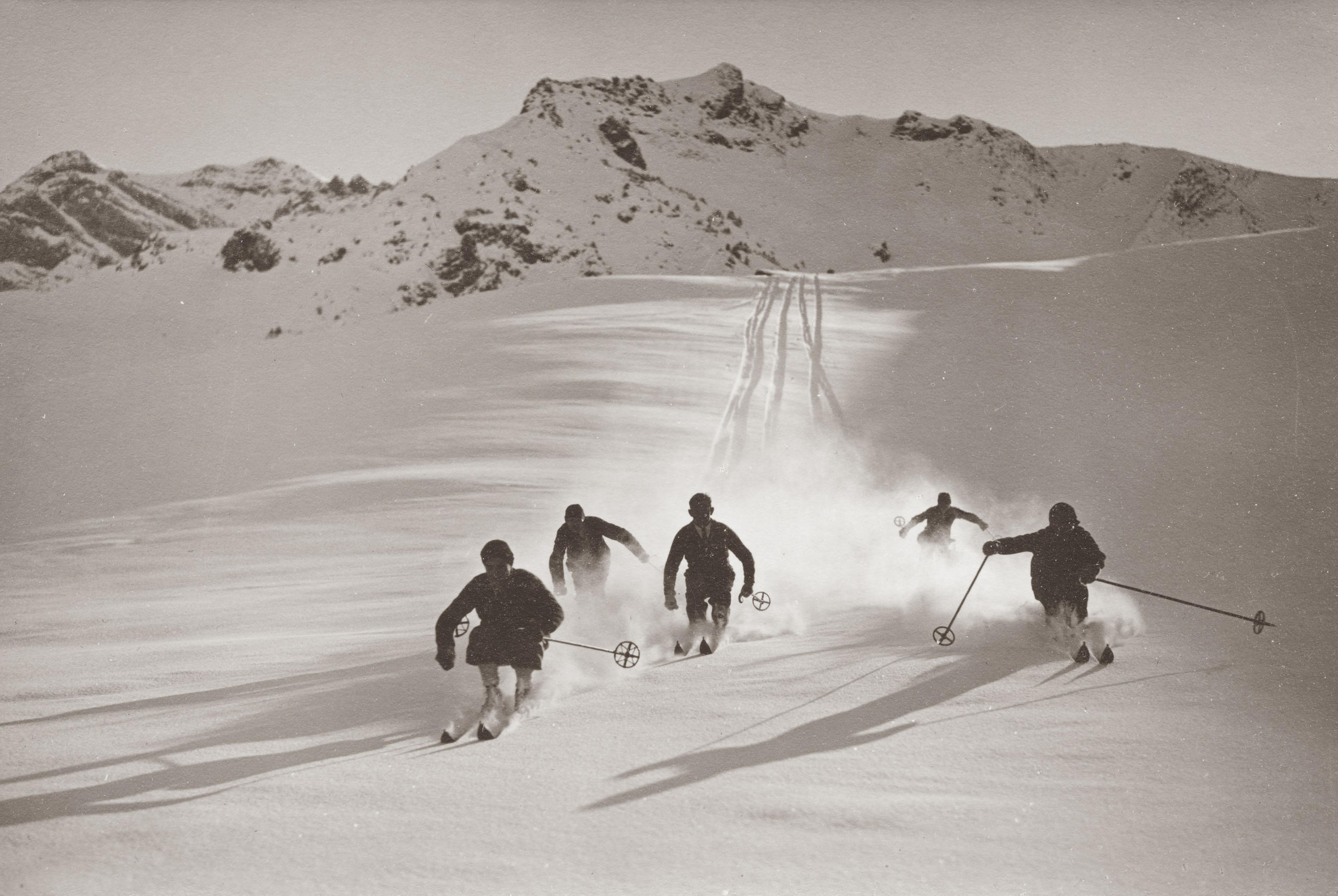 Esquiadores numa duna de neve