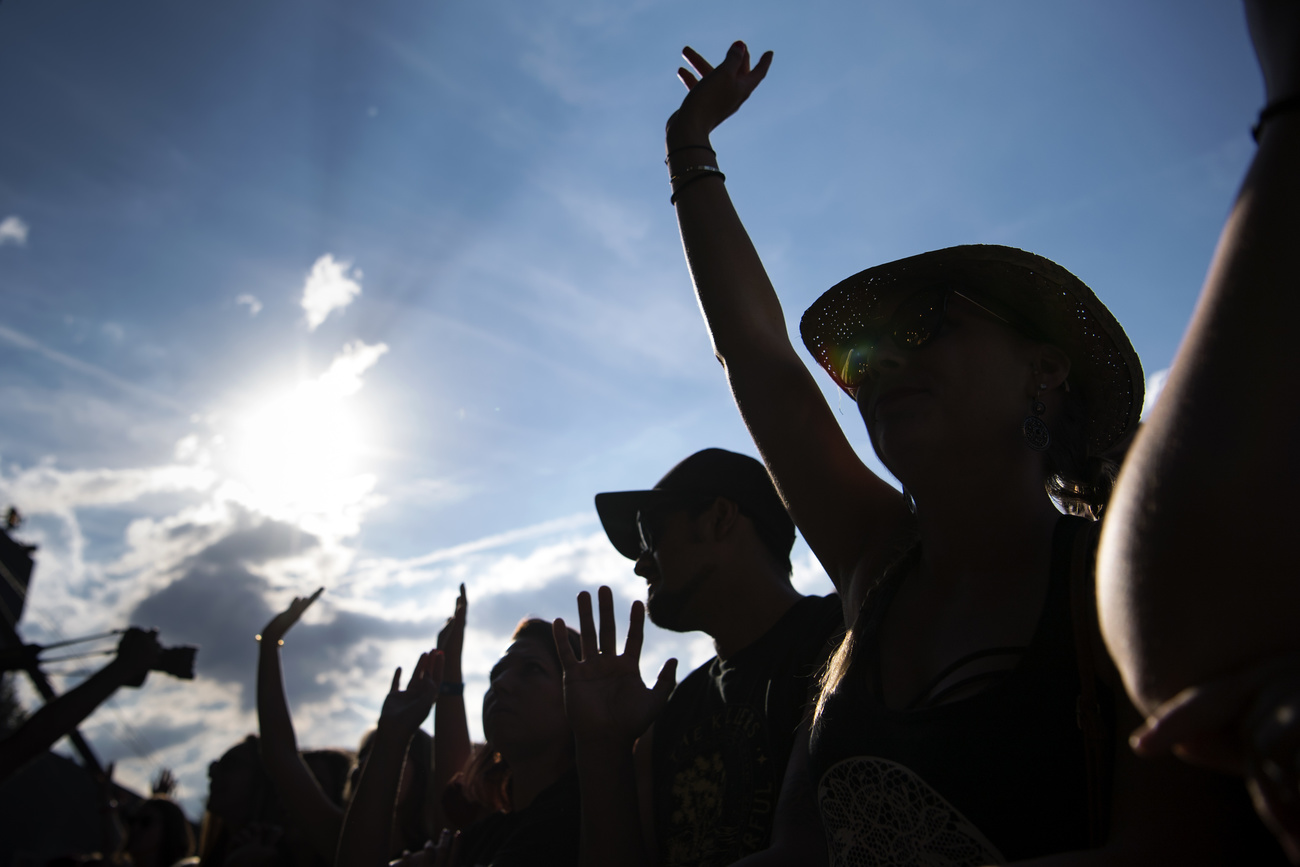 público de um festival de música ao ar livre