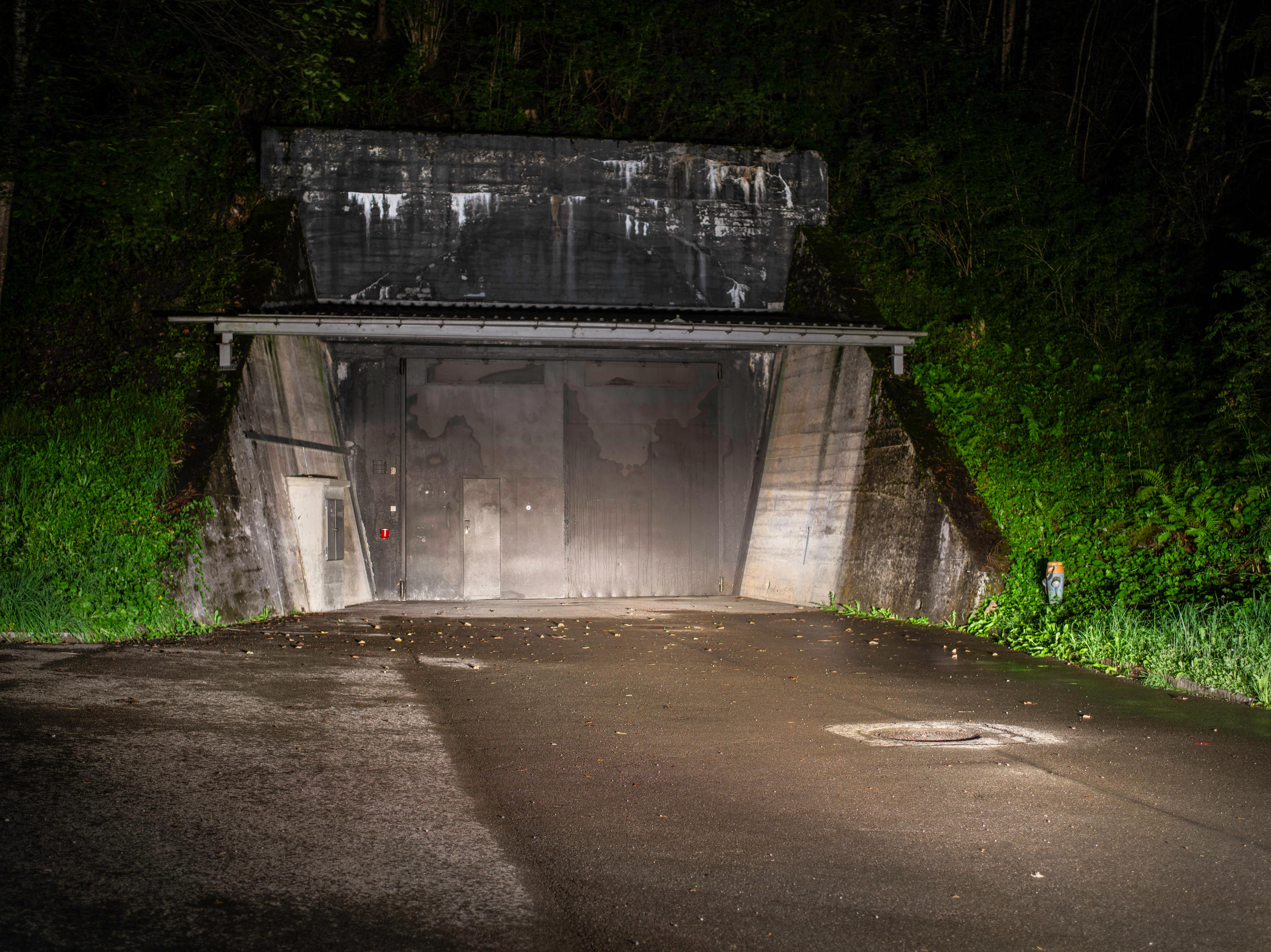 Porte d un dépôt militaire