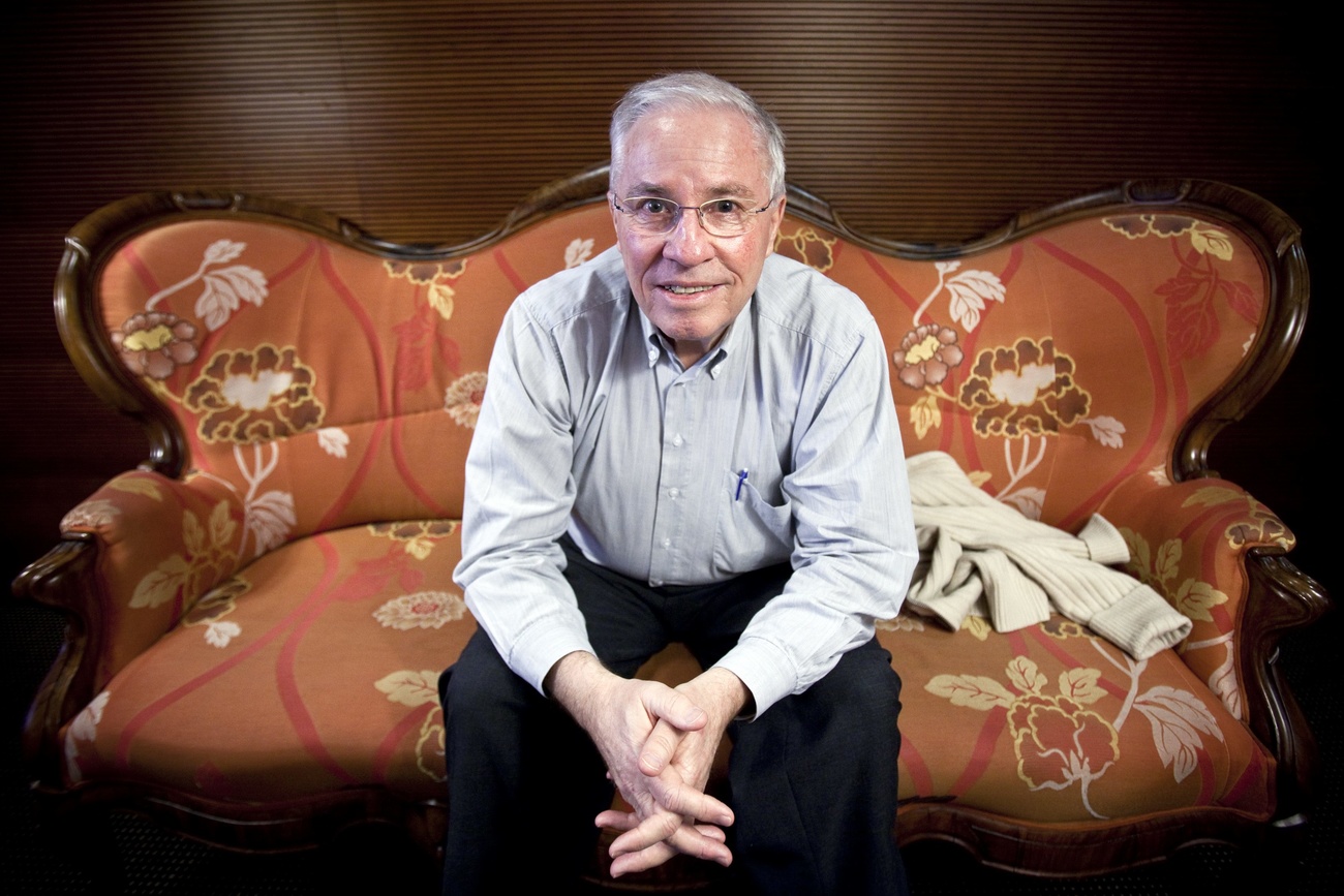 Christoph Blocher seduto su un divano in una foto di una decina di anni fa quando era ancora un politico molto influente.