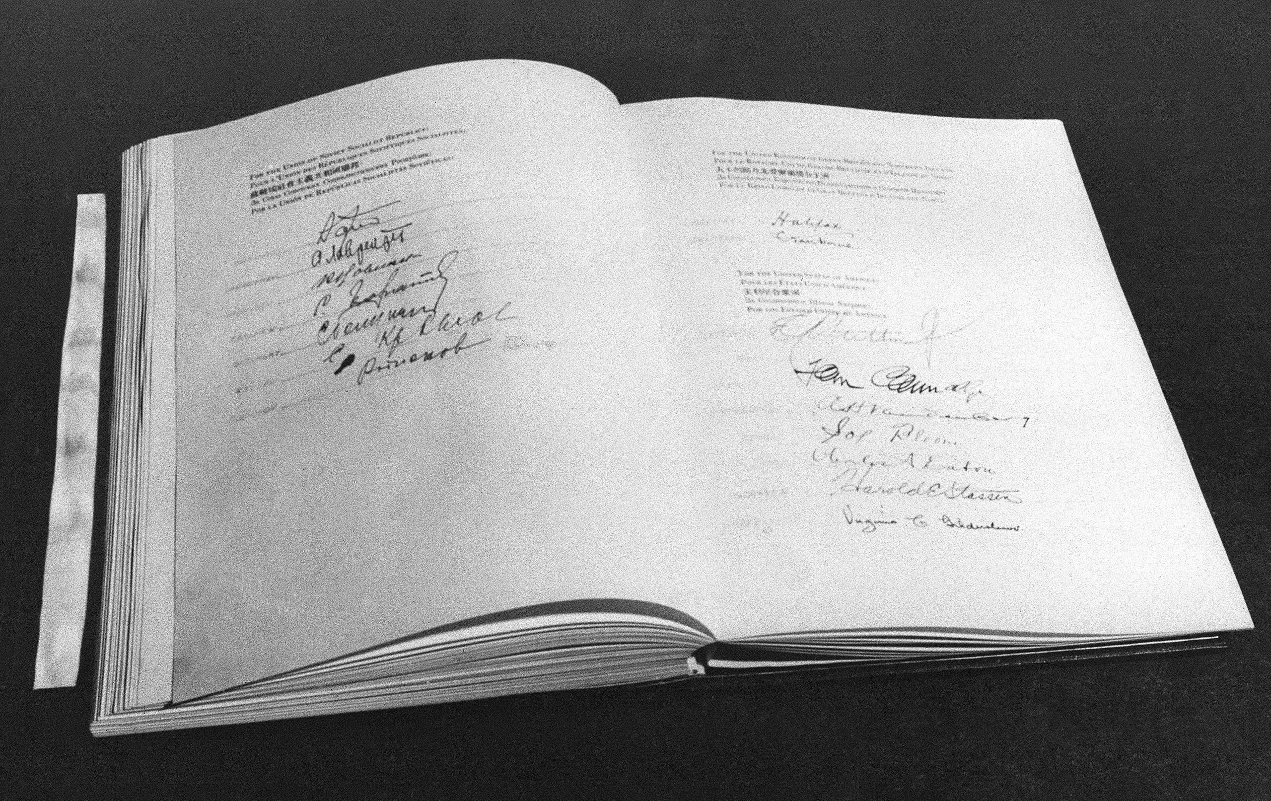 国連は1945年10月24日に中国、フランス、ソ連、英国、米国と加盟国の過半数が国連憲章を批准し、正式に発足した。国連デーは毎年10月24日に祝われる