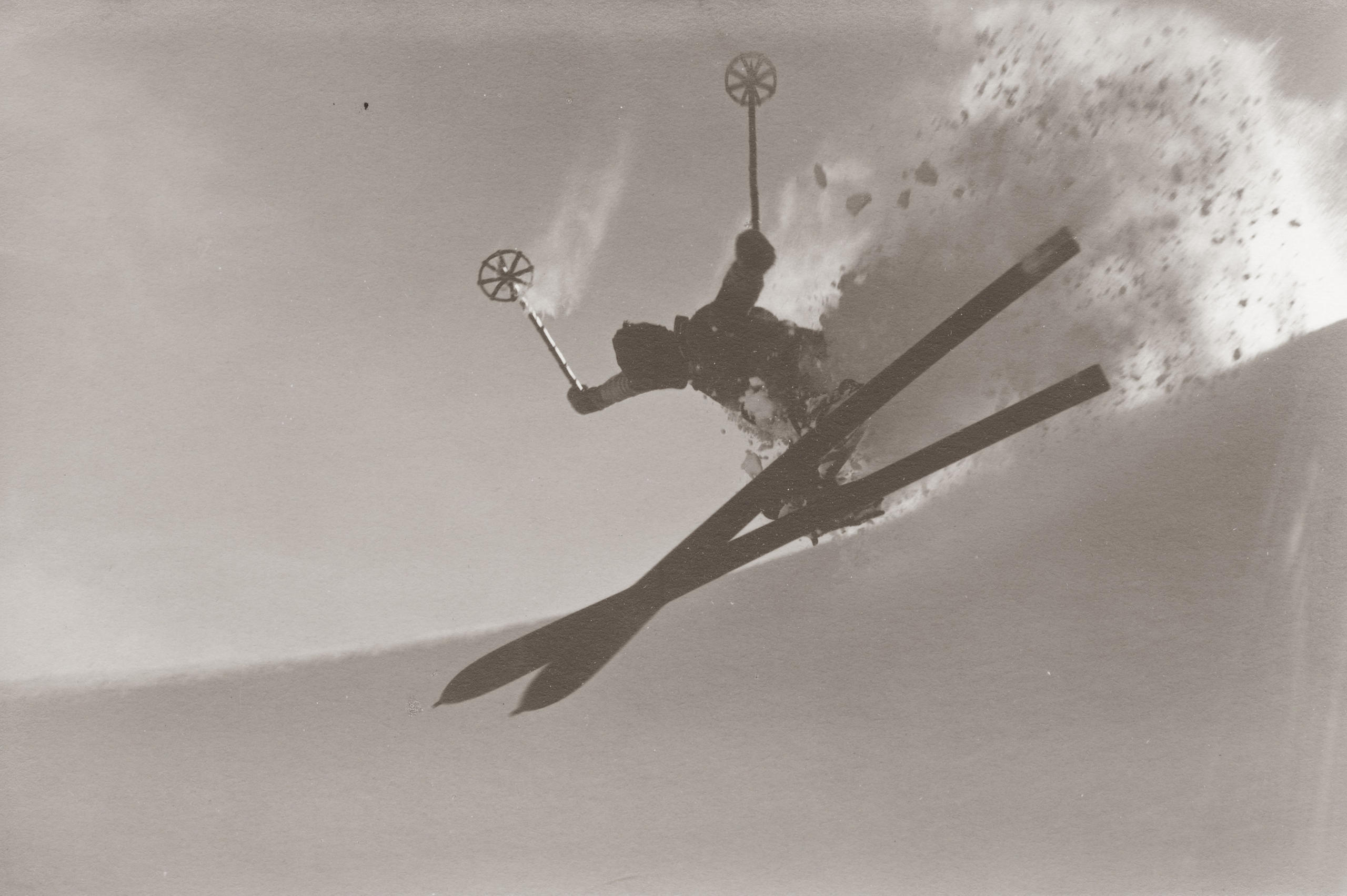 Skifahrer macht Sprungfigur