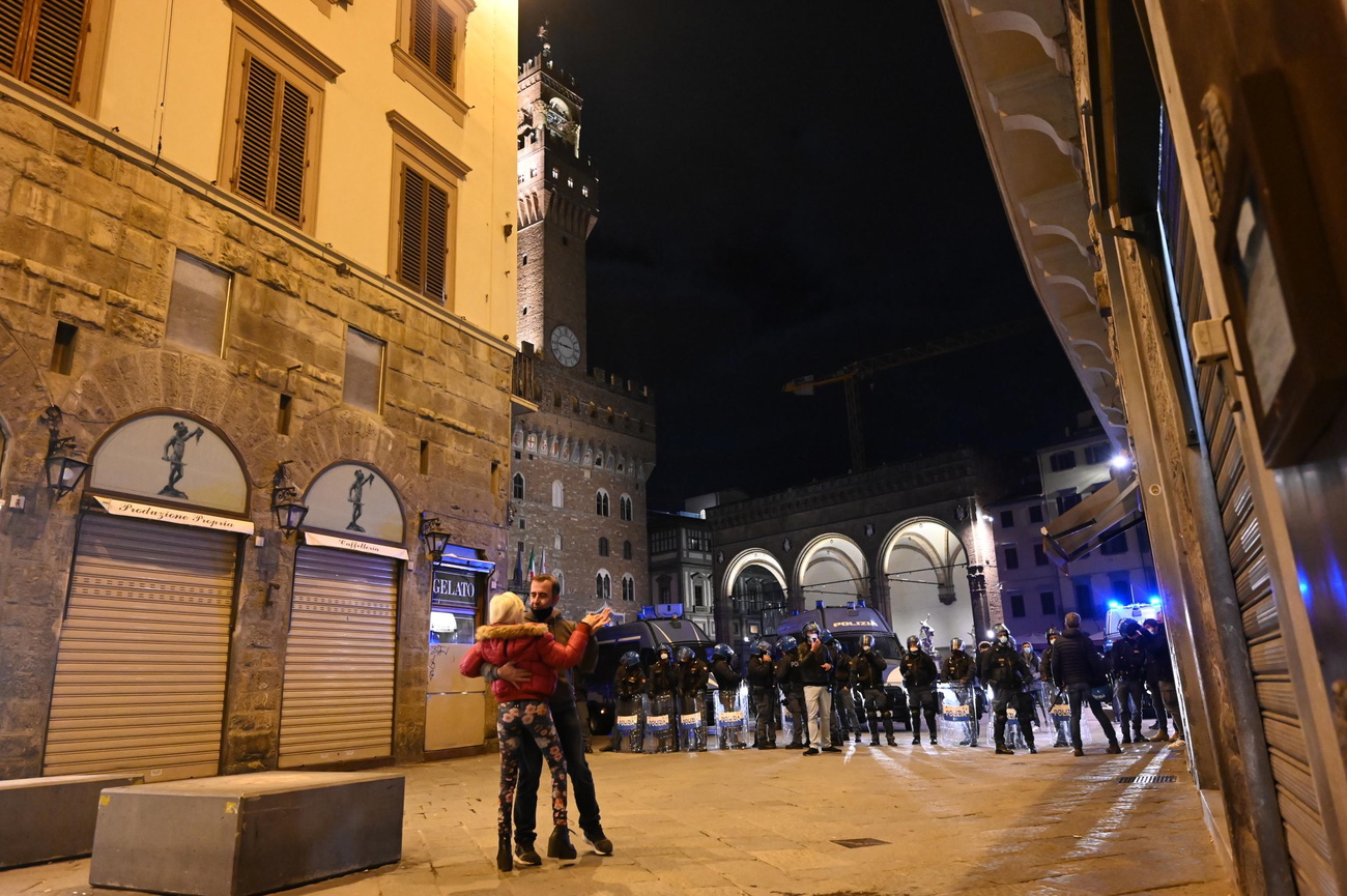 La polizia presidia Piazza della Signoria a Firenze.