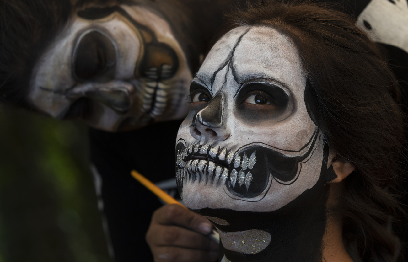 donna con il volto dipinto con un teschio