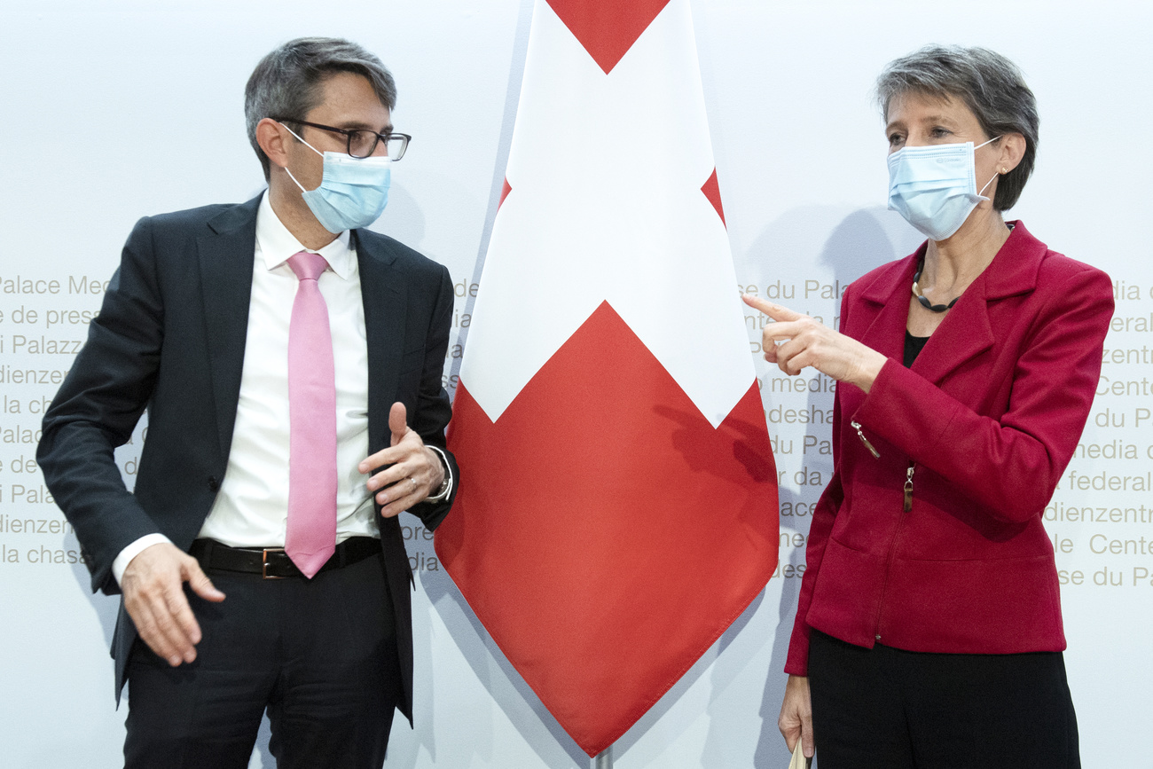 Regierungsvertreter mit Maske