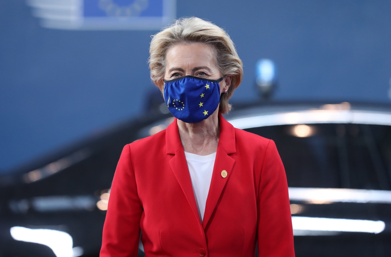 La presidente della Commissione europea Ursula von der Leyen con indossa una mascherina con i colori europei.