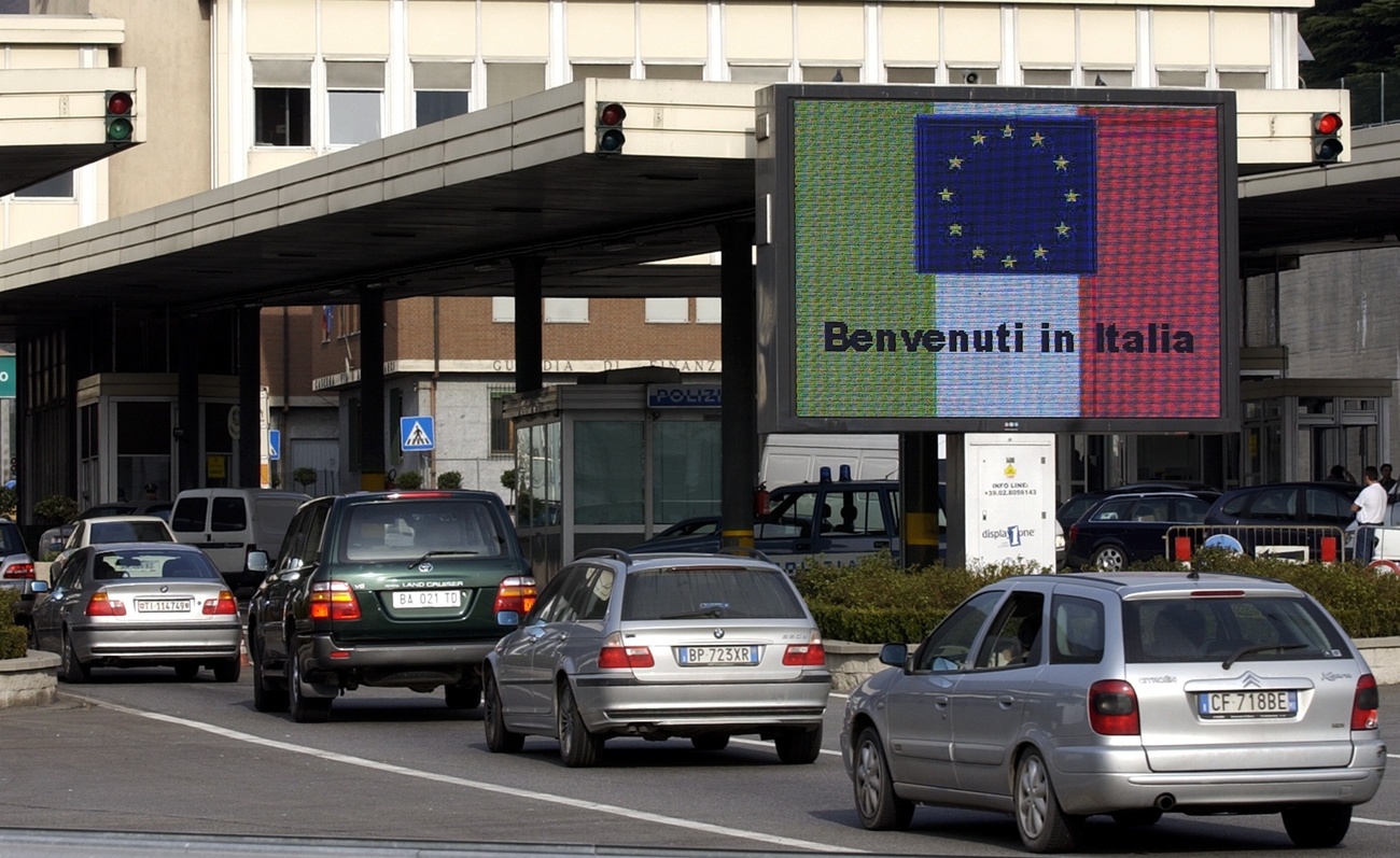 Coda di lavoratori frontalieri in entrata al valico di Chiasso-Brogeda
