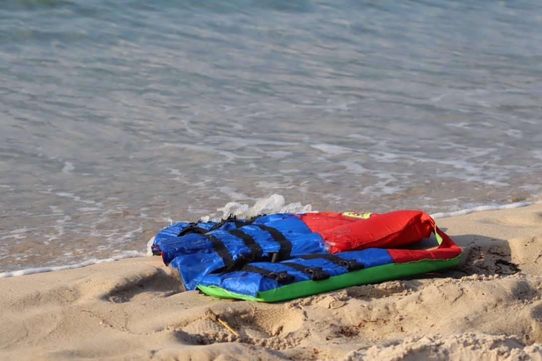 Giubbotti di salvataggio su spiaggia