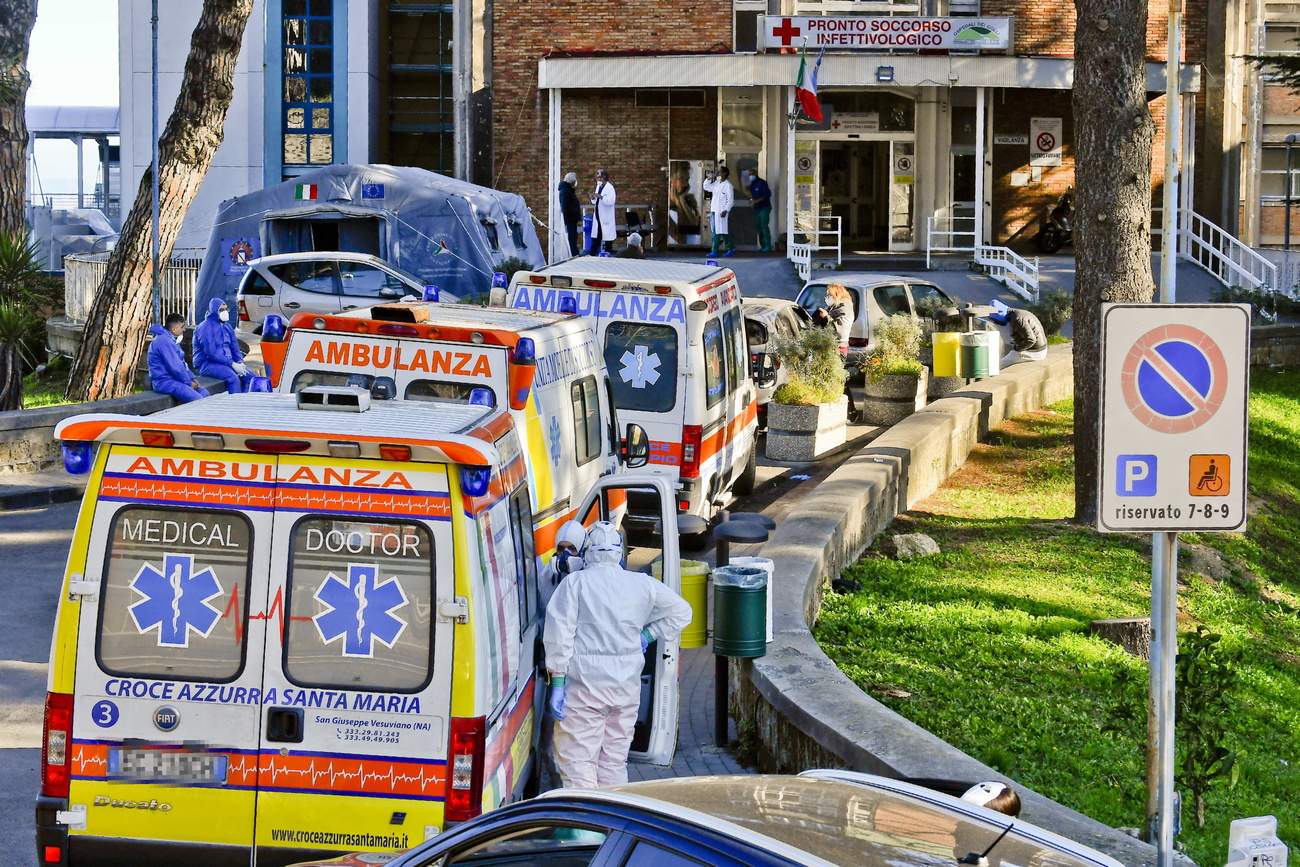 ambulanze incolonnate davanti a un ospedale