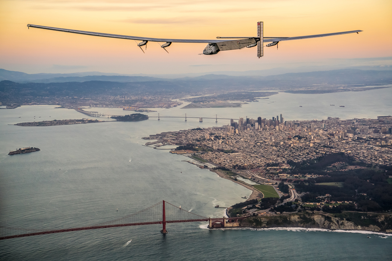 Solar Impulse mentre sorvola le isole Hawaii