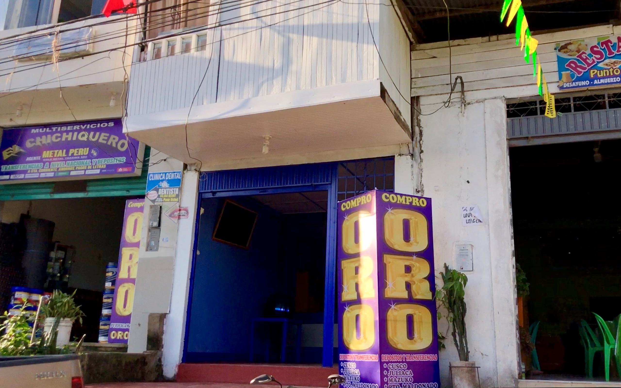 Una empresa de comercio de oro en Huepetuhe, e nMadre de Dios, Perú. 