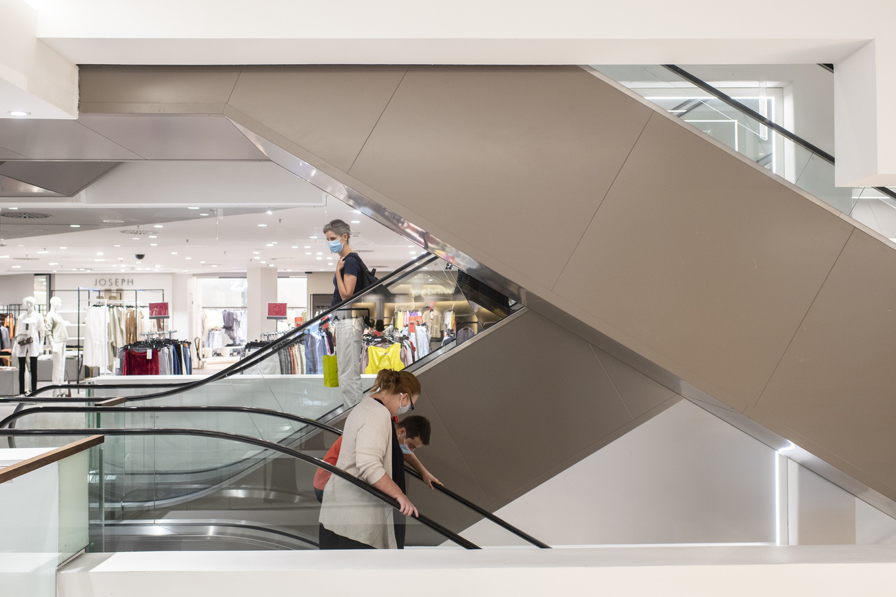 Des clientes masquées d un magasin