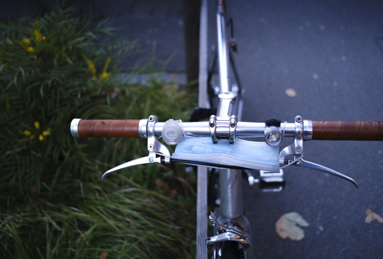 Maske auf Fahrrad