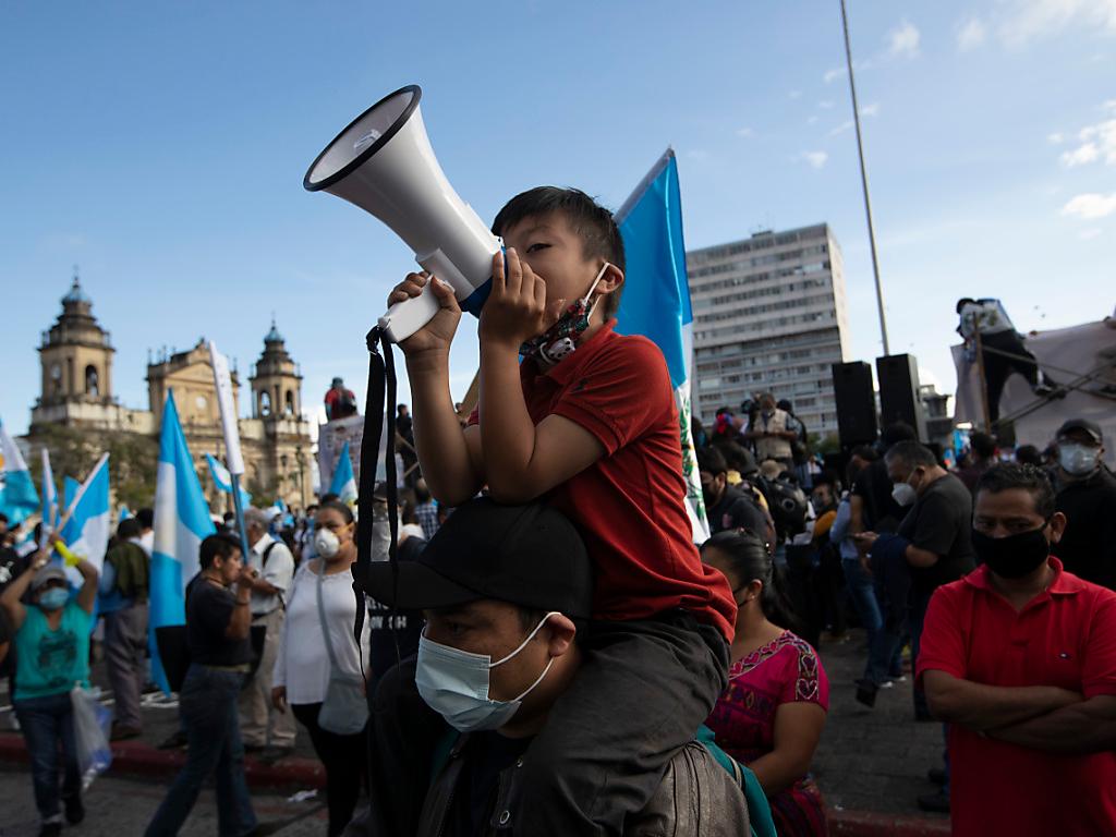 Erneut Zusammenstösse bei Protesten gegen Regierung in Guatemala SWI