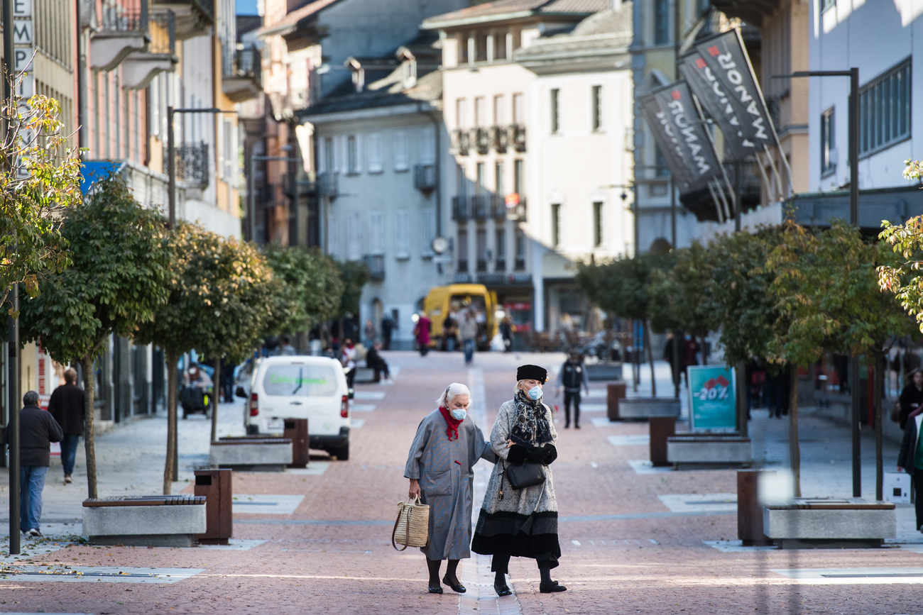 Viale Stazione di Bellinzona: poca gente e tutti con la mascherina.