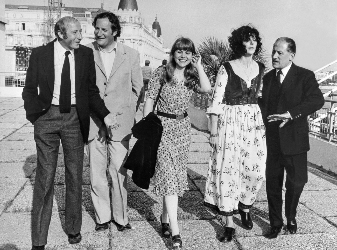 quatre personnes qui marchent en noir et blanc