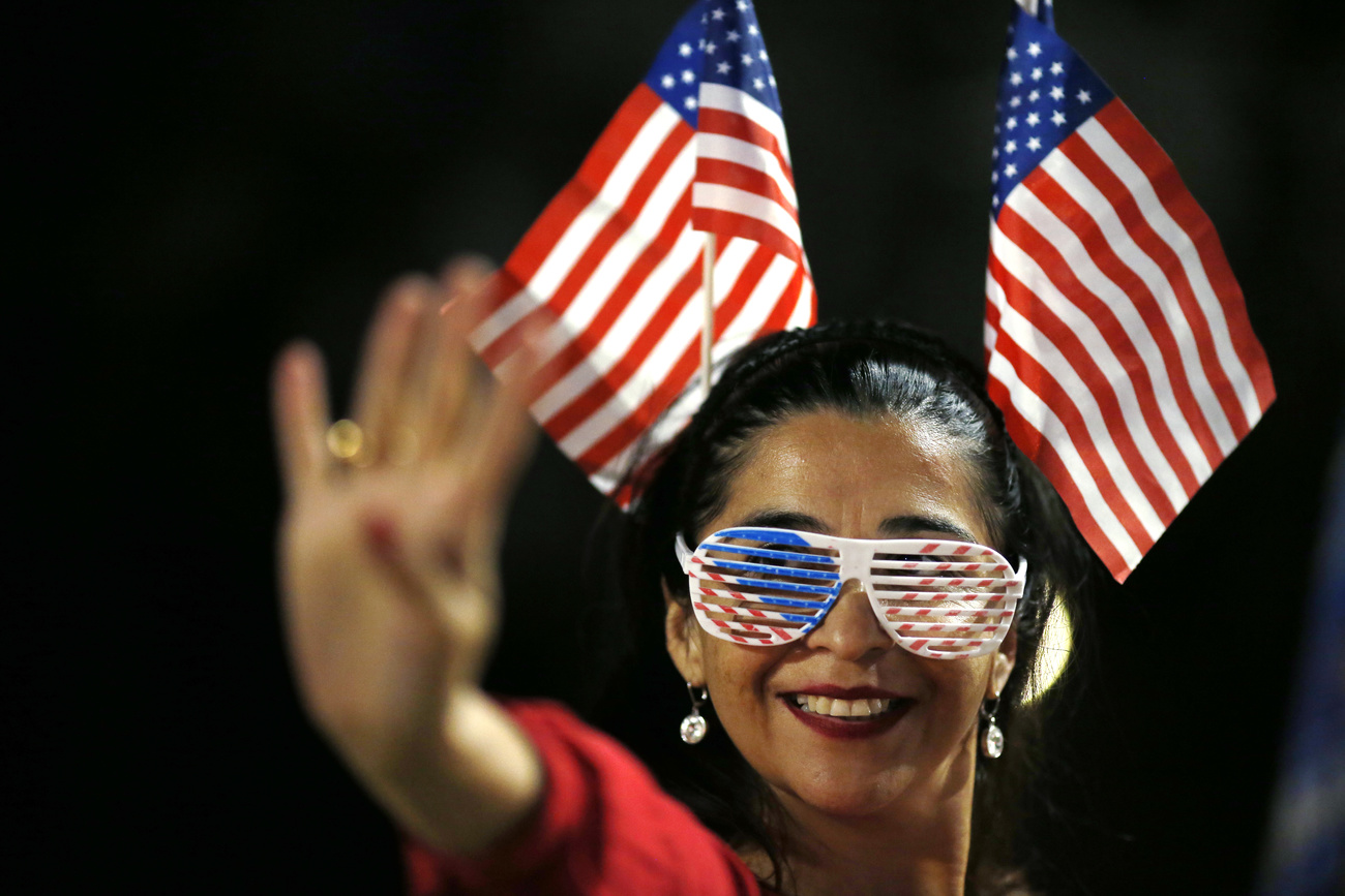 Femmes avec lunettes et drapeaux aux couleurs américaines