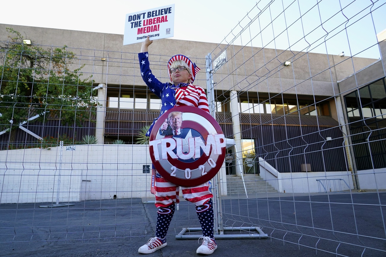 Un ragazzo vestito da Capitan America chiede di non credere ai media liberali
