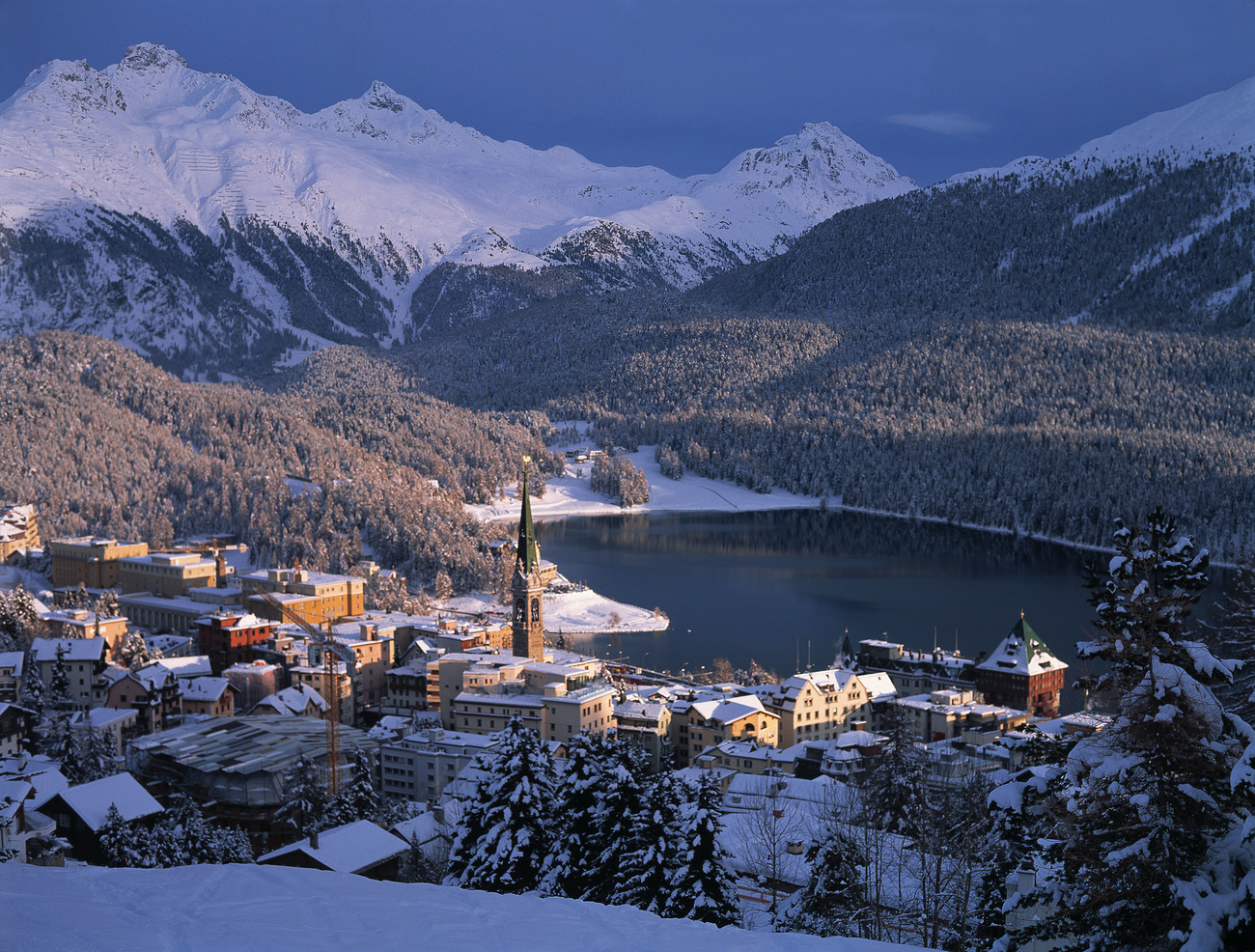 Una vista dall alto di St.Moritz in inverno