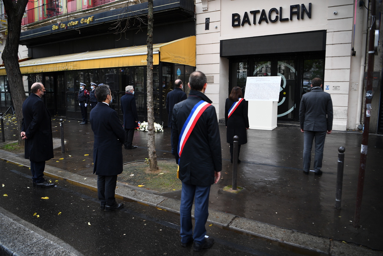 Autorità politiche davanti all entrata del Bataclan per ricordare le vittime di 5 anni fa.