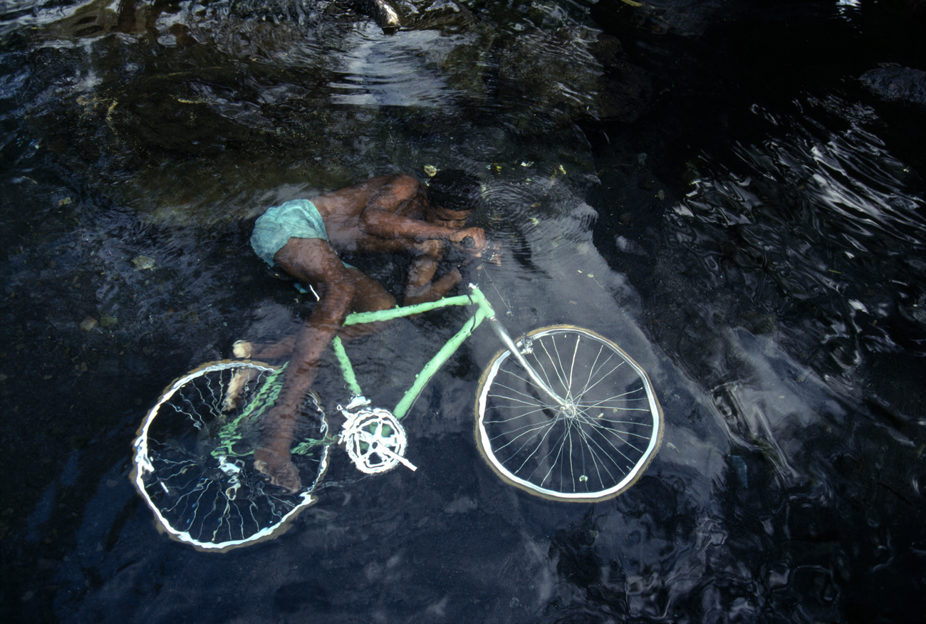 طفل يلعب بدراجة هوائية وسط مياه بُحيرة