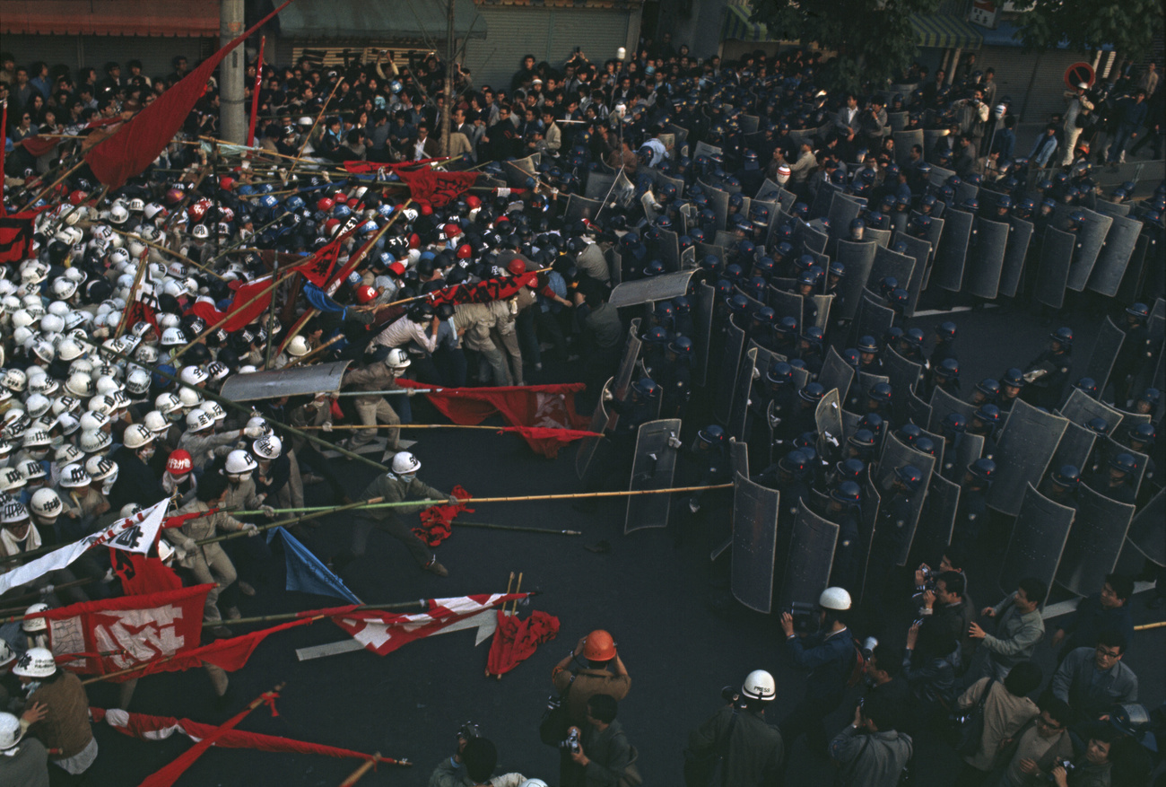 Manifestação contra a construção do Aeroporto de Narita e a guerra do Vietnam, Tóquio (Japão), 1971.