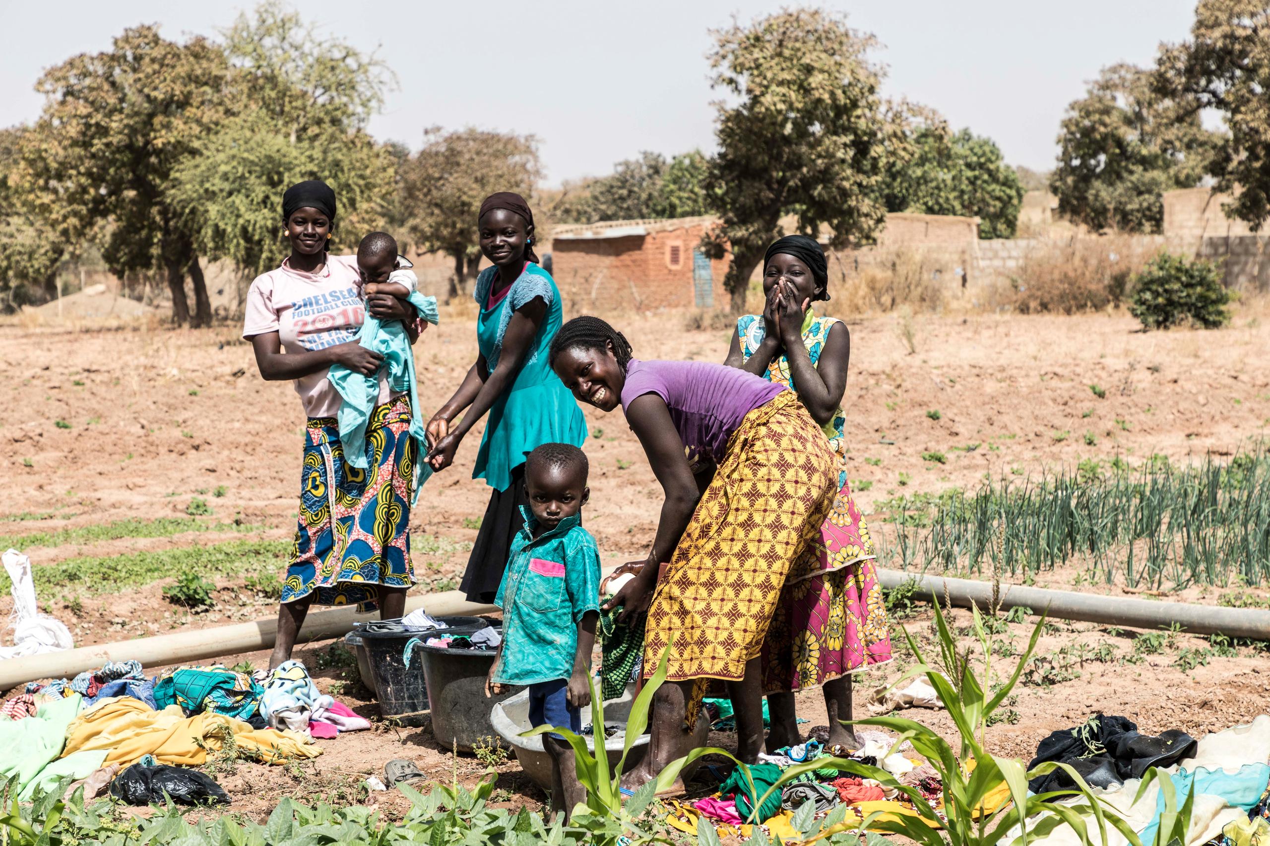 femmes et enfants dans un champ