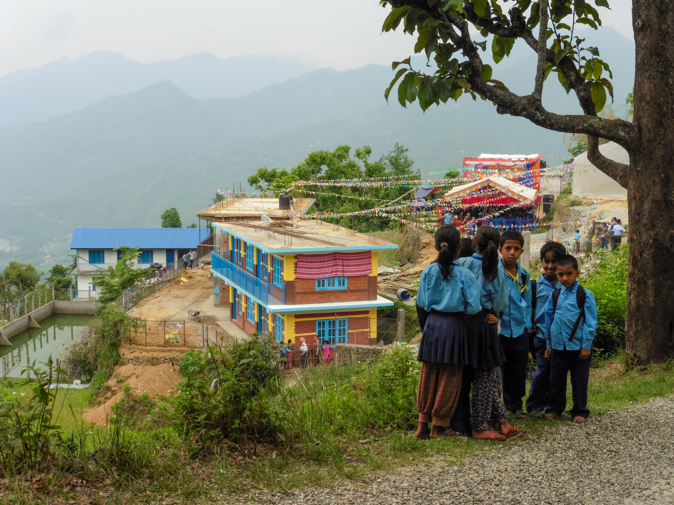 des enfants devant une école