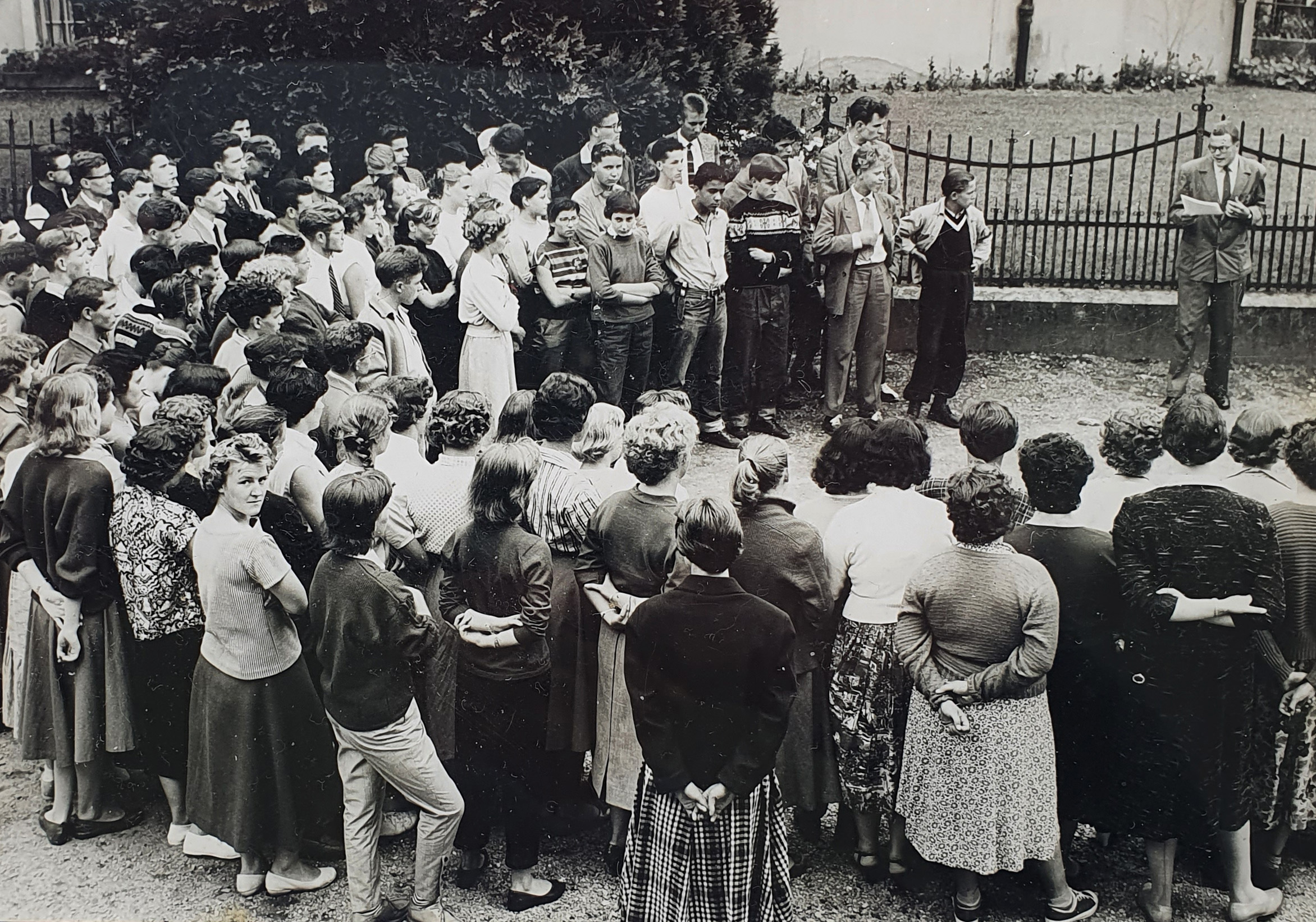 Versammlung vor dem Auslandschweizer-Home 1957