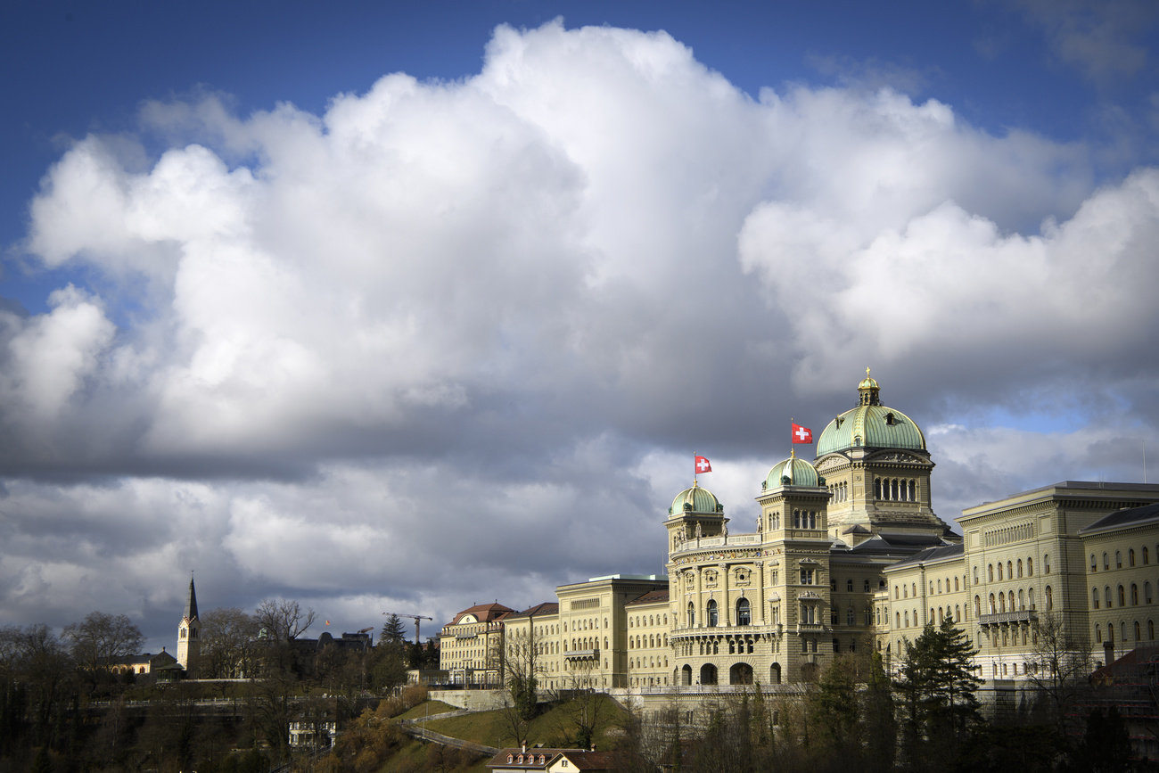 Il Palazzo federale visto dal lato del fiume Aar.