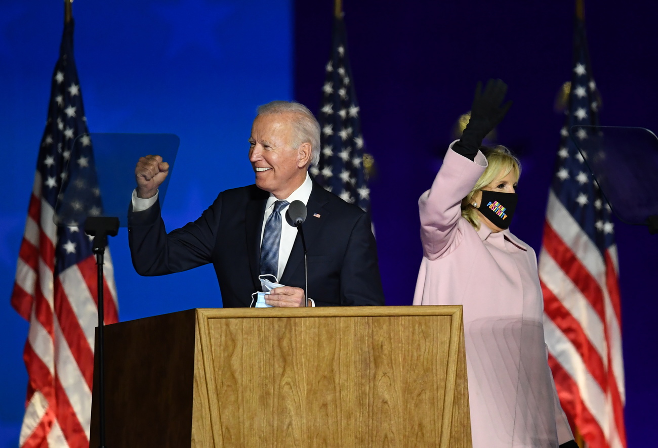 Joe BIden fotografato nella notte del 3 novembre con il pugno alzato in segno di vittoria.