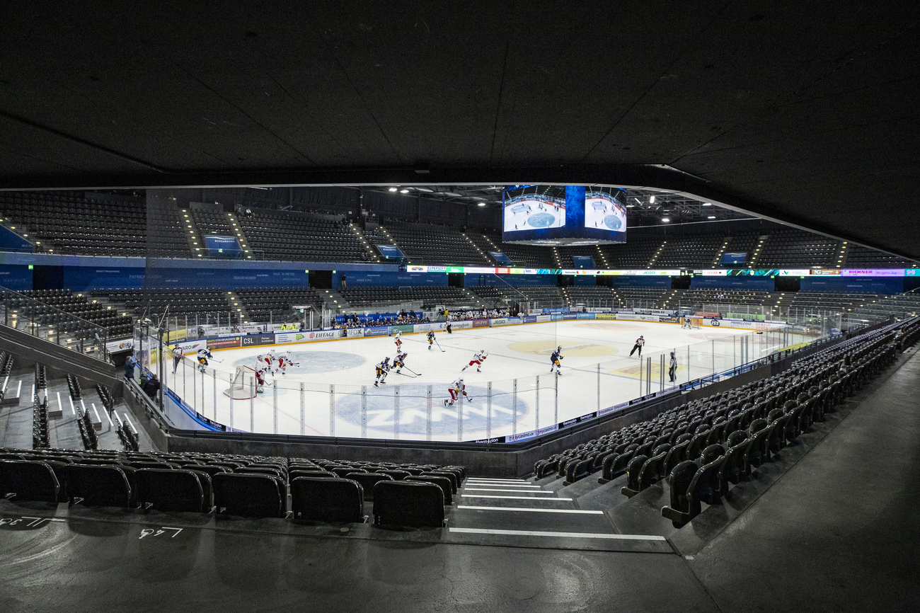 Lo stadio di hockey di Zugo completamente vuoto durante una partita di campionato.