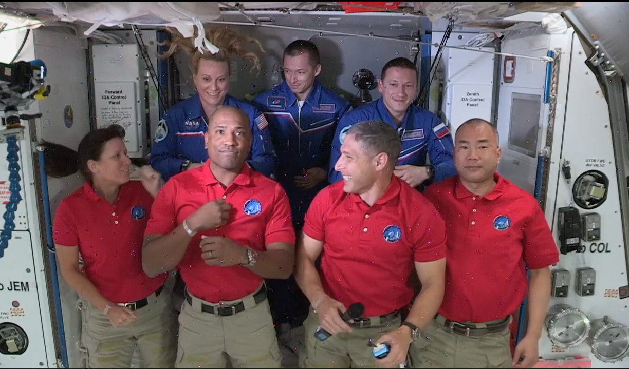 5 رجال وامرأتان داخل سفينة فضائية