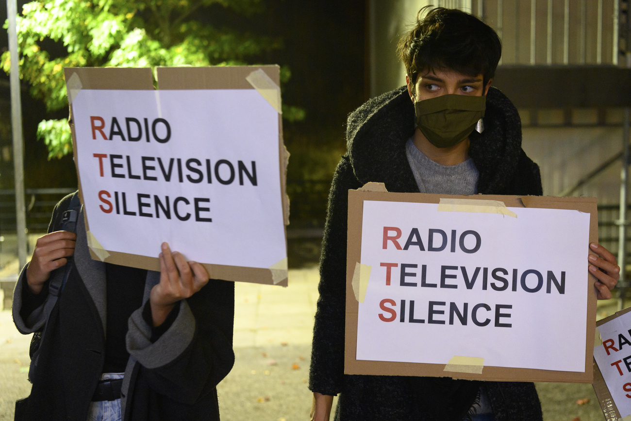 Due manifestanti con il cartello Radio Televisione Silenzio