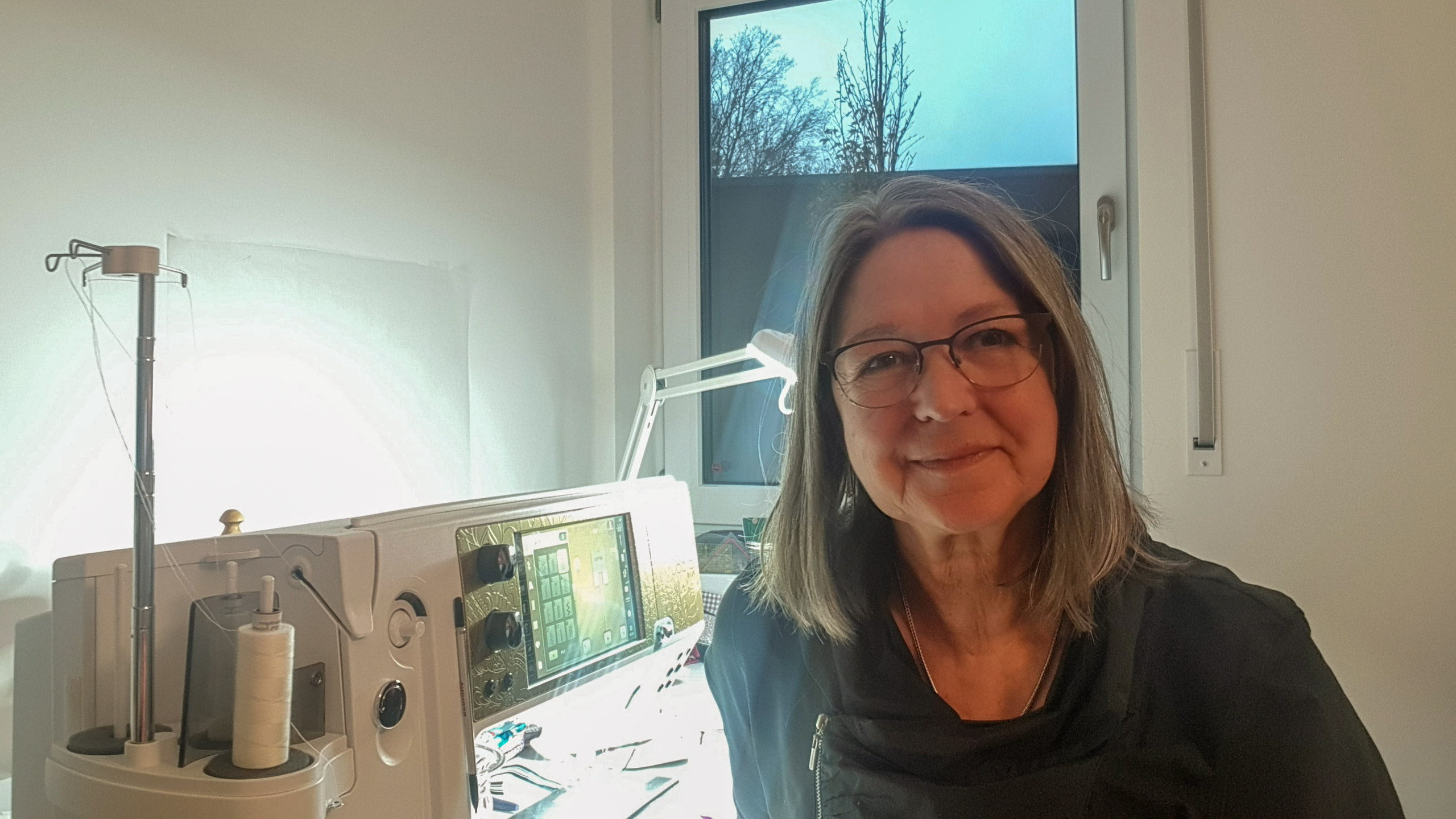 Portrait d une femme de 60 ans dans son bureau