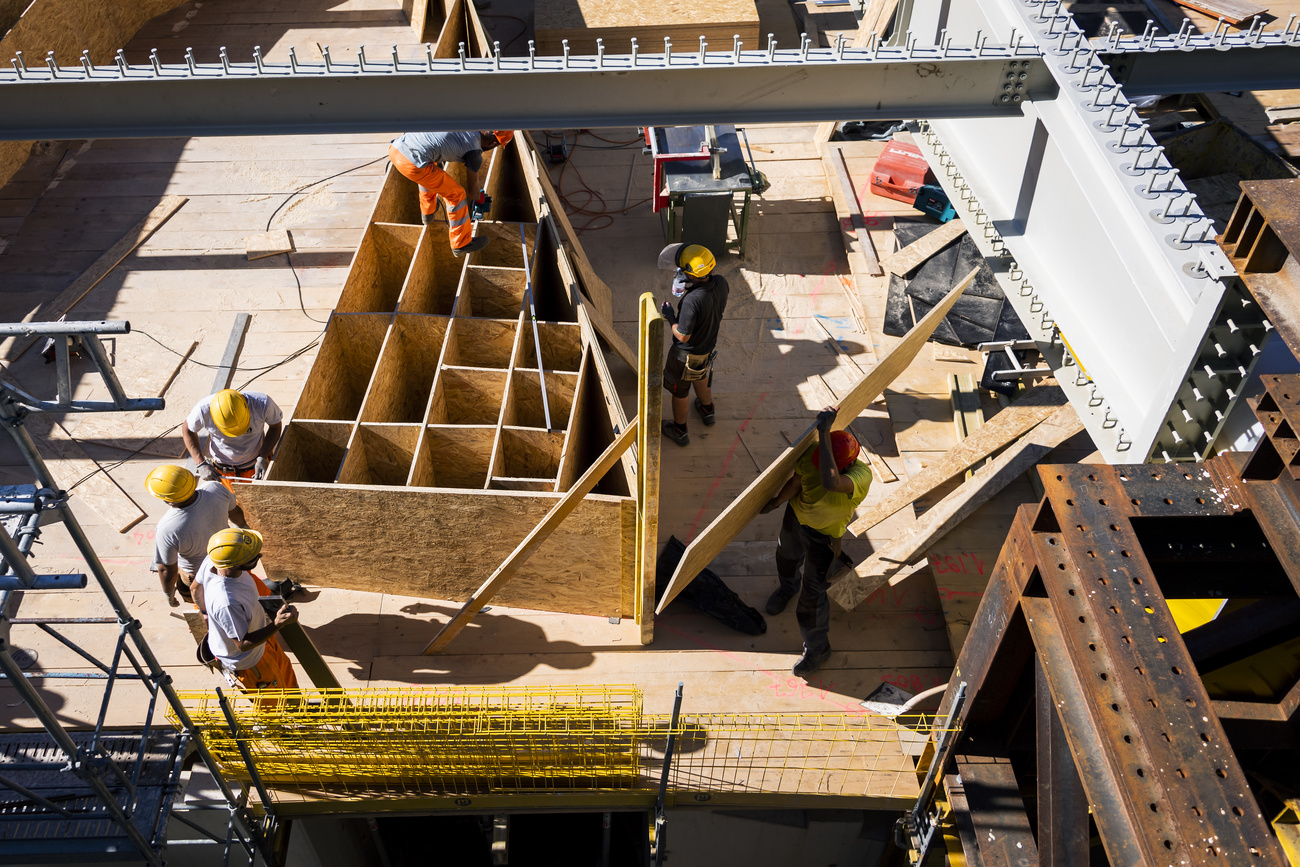 Operai al lavoro in un cantiere edile