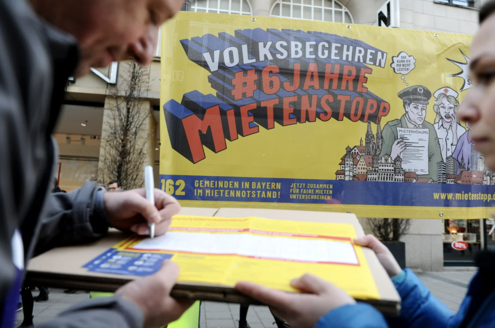 Mann unterzeichnet Initiative